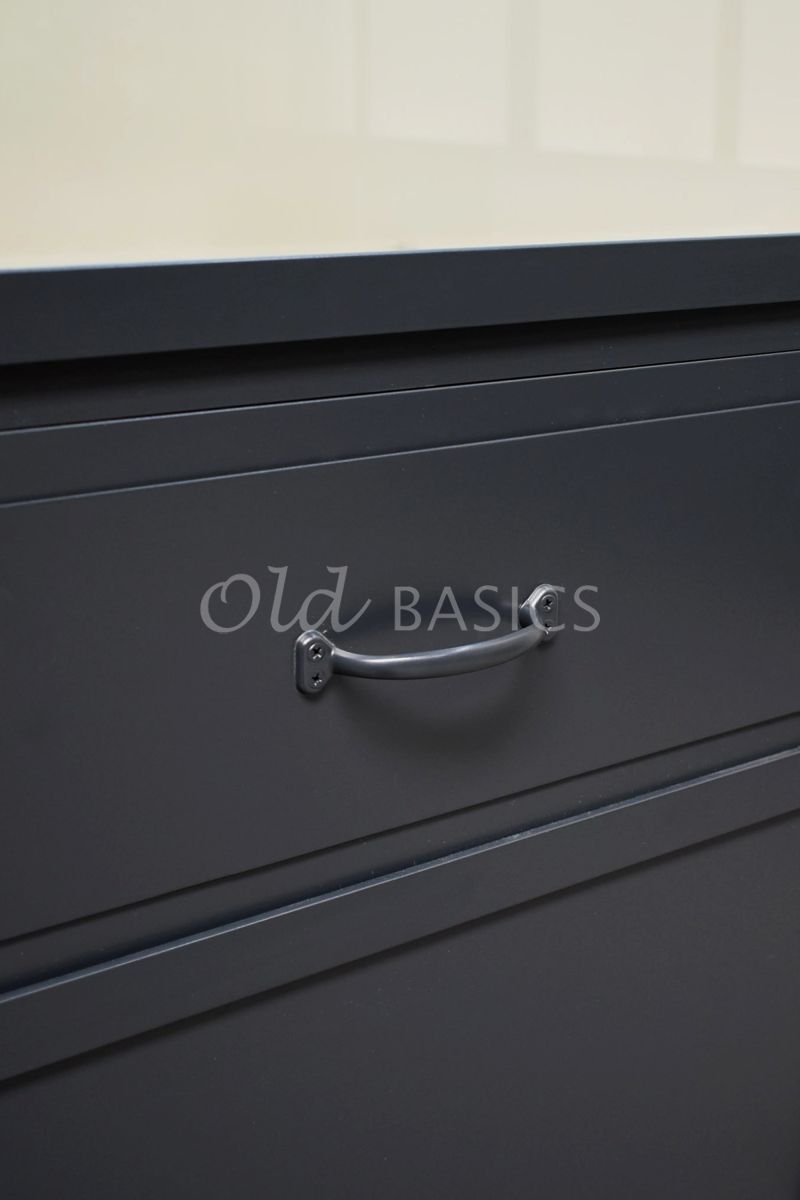 Detail van Apothekerskast Ferro, 3 deuren, RAL7021, grijs, zwart, materiaal staal